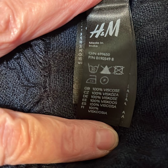 H & M scarf. - Picture 5 of 5